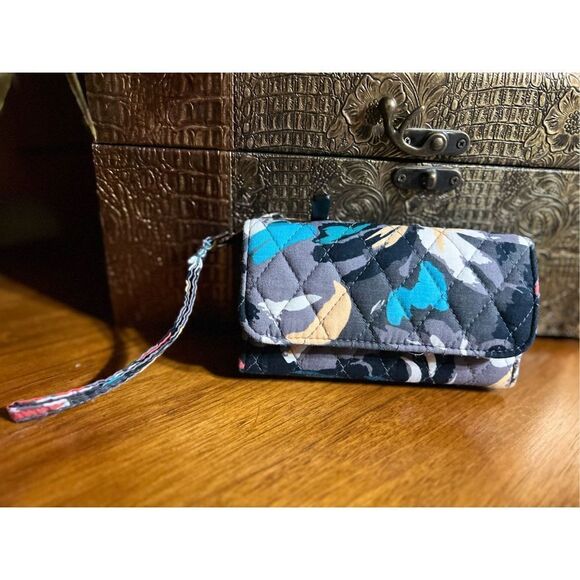 Vera Bradley Retired Splash Floral Pattern Wristlet Wallet - Picture 1 of 4